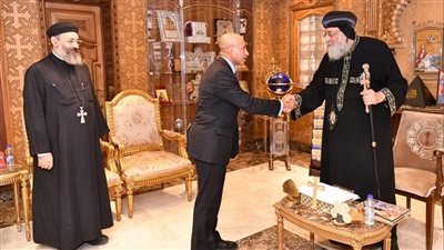 البابا تواضروس يشرح لسفير مصر الجديد نشاط الكنيسة في أوغندا