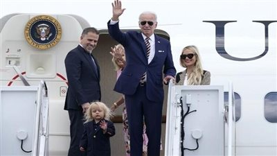 لقضاء رحلة صيفية.. بايدن يغادر البيت الأبيض برفقة أفراد أسرته للإقامة في منزل صديقه