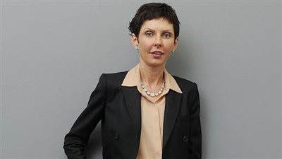 سعادتها في مصائب الآخرين.. قصة حياة دينيس كوتس التي هزت عرش ملكة بريطانيا| صور