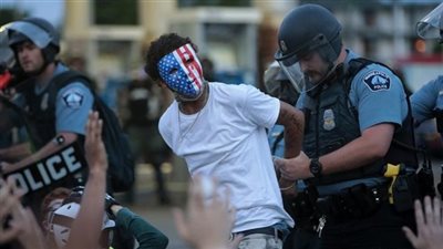 مسلح من أنصار ترامب يحاول اقتحام مبنى لـ