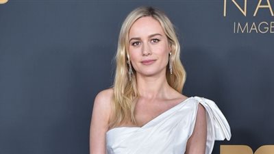 بري لارسون في كواليس تصوير مسلسل Lessons In Chemistry 