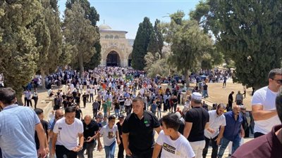 50 ألفًا يؤدون صلاة الجمعة في المسجد الأقصى