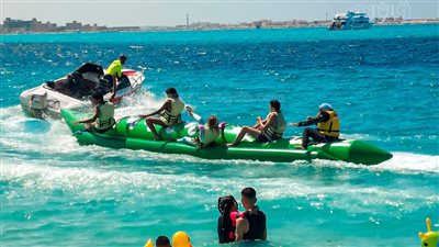 رحلات اليوم الواحد.. زحام وإقبال كبير على شواطئ مرسى مطروح |فيديو 