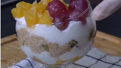 تعرفي على طريقة عمل أكواب زبادي البسكويت بالمانجو |فيديو 