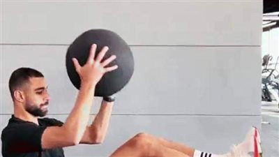 عمرو السولية يخوض تدريبات بدنية بالجيم