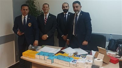 ضبط هواتف وسبائك ذهب داخل حذاء راكب بمطار القاهرة 