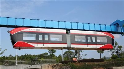 كوكب الصين العجيب.. بكين تصنع أول قطار معلق في الهواء بمغناطيس | فيديو