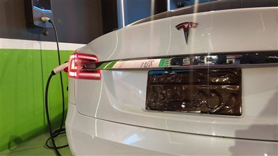 افتتاح أول معرض لشحن وعرض السيارات الكهربائية بتقنيات الذكاء الصناعي | صور