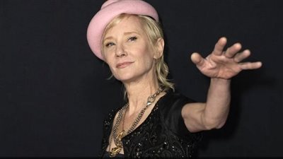 وضع الممثلة الأميركية آن هيش على أجهزة الإنعاش بعد تدهور صحتها 