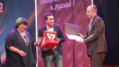 الشاعر حامد السحرتي بعد فوزه بالأفضل بالقومي للمسرح: اجتهدت ومتوقعتش الجائزة 