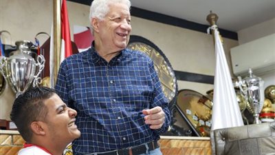 مرتضى منصور يكرم يوسف عبد الله مشجع الزمالك ويمنحه عضوية مجانية | صور