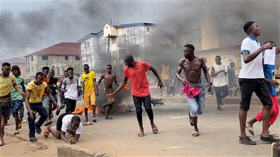 رئيس سيراليون يتهم المعارضة بتدبير التمرد في فريتاون 