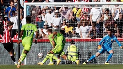 برينتفورد يضرب مانشستر يونايتد 0/4 في الشوط الأول بالدوري الإنجليزي