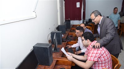 رئيس جامعة سوهاج يتفقد مكتب تسجيل رغبات التنسيق الإلكتروني 