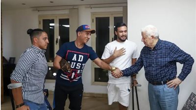 مرتضى منصور يستقبل مؤسس كرة القدم لأصحاب الساق الواحدة في مصر| صور