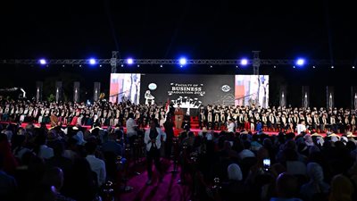 جامعة مصر للعلوم والتكنولوجيا تحتفل بتخرج دفعة جديدة من كلية الإدارة والاقتصاد | صور