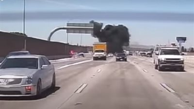 كاميرا سيارة ترصد لحظة تحطم طائرة على الطريق السريع | فيديو