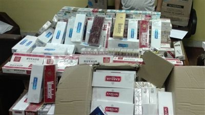 القبض على صاحب مخزن بحوزته 8 آلاف علبة سجائر مهربة بالجيزة