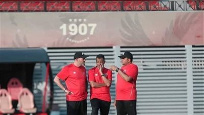 الجهاز الفنى للأهلى يراجع خطة مباراة المقاصة بالمحاضرة الختامية 