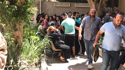 بكاء وصراخ أهالي ضحايا كنيسة أبو سيفين أمام مستشفى إمبابة | فيديو وصور 