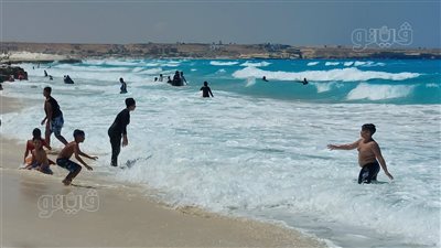 ارتفاع الأمواج بشواطئ البحر المفتوح في مطروح.. والمصايف تحذر الزوار | فيديو وصور