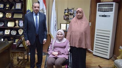 رئيس جامعة بنى سويف يقرر دعم طالبة من ذوي الهمم لاستكمال الدراسات العليا