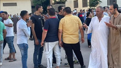  توافد أسر ضحايا حريق 