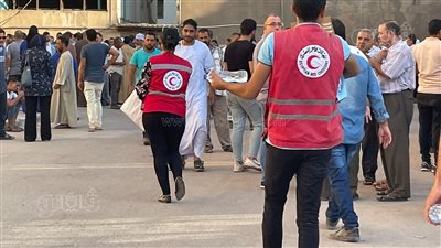 الهلال الأحمر يوزع المياه والعصائر على أهالي ضحايا كنيسة إمبابة أمام المشرحة|صور 