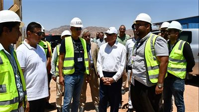 جولة مفاجئة لمحافظ جنوب سيناء لمتابعة الأعمال الجارية بدهب| صور