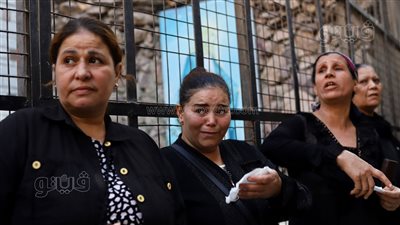 13 صورة ترصد بكاء وانهيار أسر ضحايا كنيسة أبو سيفين خلال انتظار الجنازة