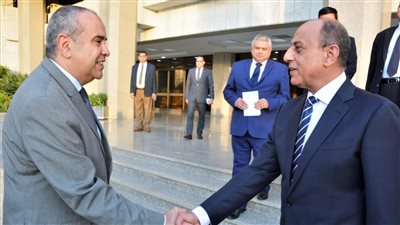 الفريق محمد عباس وزير الطيران يستقبل الطيار محمد منار ويقدم له الشكر