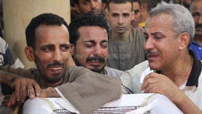 دموع الرجال والنساء تتصدر مشهد وداع ضحايا حادث كنيسة إمبابة|فيديو 