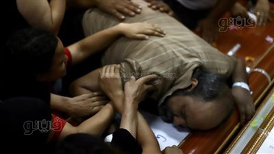 دموع في حضن التابوت.. أهالي ضحايا حادث كنيسة أبوسيفين يودعون ذويهم|فيديو وصور 