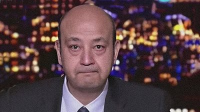 عمرو أديب يحبس دموعه على الهواء بعد استهداف دبابة إسرائيلية سيارة مدنية بغزة (فيديو)