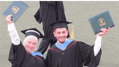 بتقدير امتياز.. الابن والأم يتخرجان من نفس الجامعة والتخصص في يوم واحد| فيديو