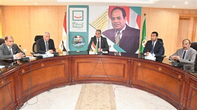 محافظ الفيوم يبحث سبل تعزيز الموارد المالية لمشروع الدواجن ومجمع مواقف الحواتم