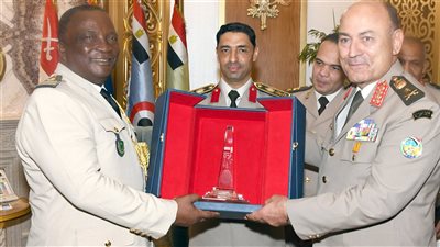 الفريق أسامة عسكر يلتقى رئيس هيئة الأركان العامة للجيش الوطني للتنمية لجمهورية القُمر المتحدة