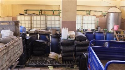 ضبط 5 مصانع وشركة بداخلهم أطنان من الخام مجهولة المصدر بالجيزة |صور