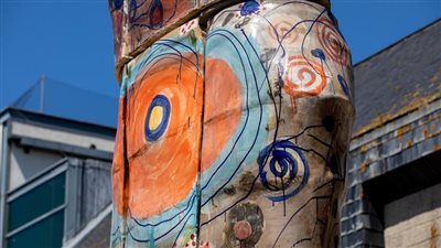 آلهة الأرض.. تمثال من السيراميك يثير الجدل في بريطانيا