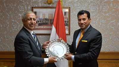 رئيس الأكاديمية العربية للعلوم والنقل البحري يكرم وزير الرياضة 