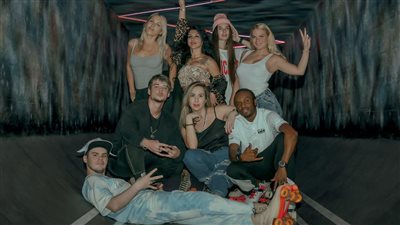 الجامعة الأمريكية في الإمارات تنتج أغنية Que linda en AUE | فيديو