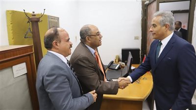  وزير القوى العاملة يبدأ أول يوم عمل بمصافحة العاملين بالقطاعات | صور
