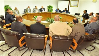 محافظ أسيوط يترأس اجتماع لجنة اختيار القيادات لشغل عدد من الوظائف القيادية 