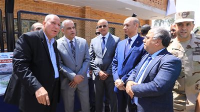 محافظ سوهاج يتفقد مشروعات تطوير حياة كريمة بقرية أم دومة