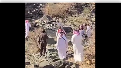 لحظة العثور على سوداني تاه وسط جبال السعودية |فيديو