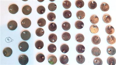 ضبط محاولة تهريب 97 عملة معدنية أثرية بمطار الأقصر | صور