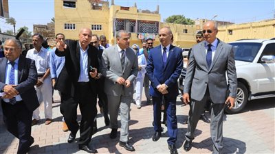 محافظ سوهاج يتفقد أعمال الوحدة الصحية ومجمع الخدمات بقرية 