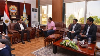 محافظ مطروح يستقبل وفد مبادرة حياة كريمة لبحث دخول قرى جديدة |صور