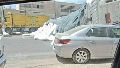 انقلاب حمولة مقطورة نقل محملة بالدقيق بطريق طنطا -إسكندرية الزراعي |صور 