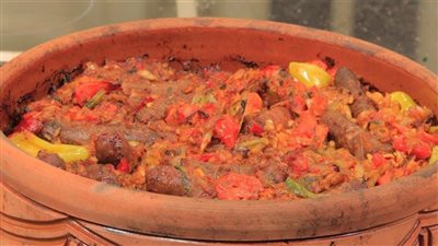 طريقة عمل طاجن لسان عصفور بالسجق | فيديو